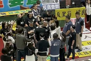 日本高中足球联赛看台中文助威横幅：坚忍不拔